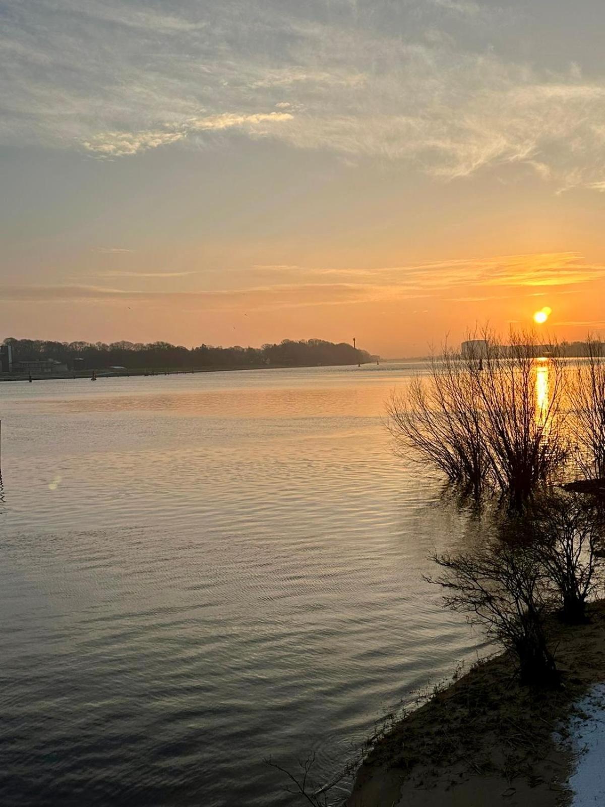 Gaestehaus Weserblick Am Weser-Sandstrand Berne Εξωτερικό φωτογραφία
